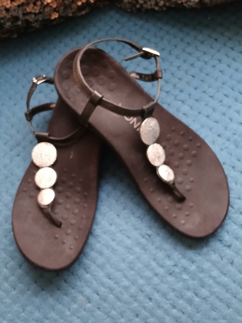 VIONIC, Women's Black T-strap Sandals,  Silver Disc Accents Orthotic 7.5